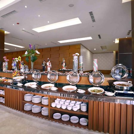 The Alana Yogyakarta Hotel And Convention Center Слеман Экстерьер фото