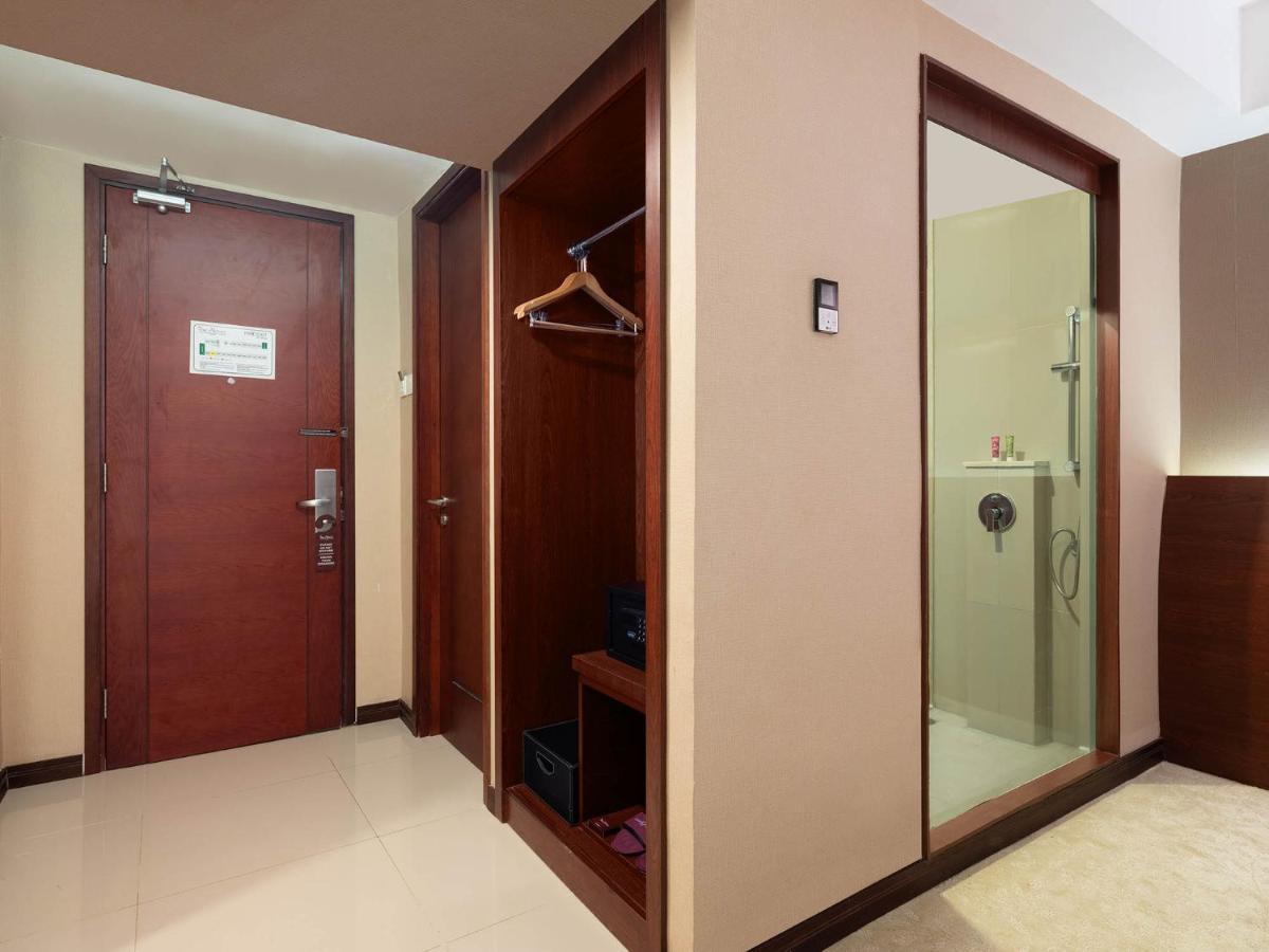 The Alana Yogyakarta Hotel And Convention Center Слеман Экстерьер фото