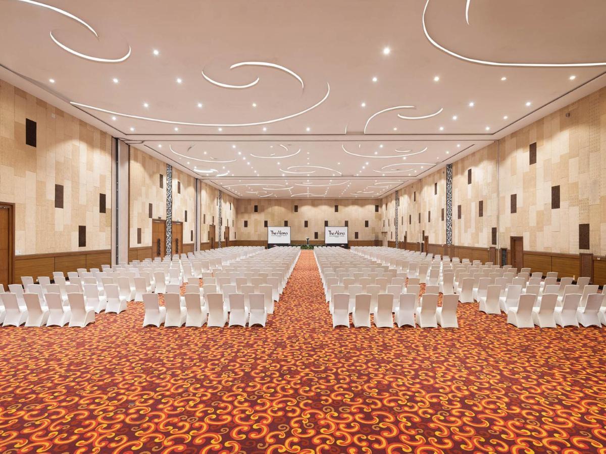 The Alana Yogyakarta Hotel And Convention Center Слеман Экстерьер фото