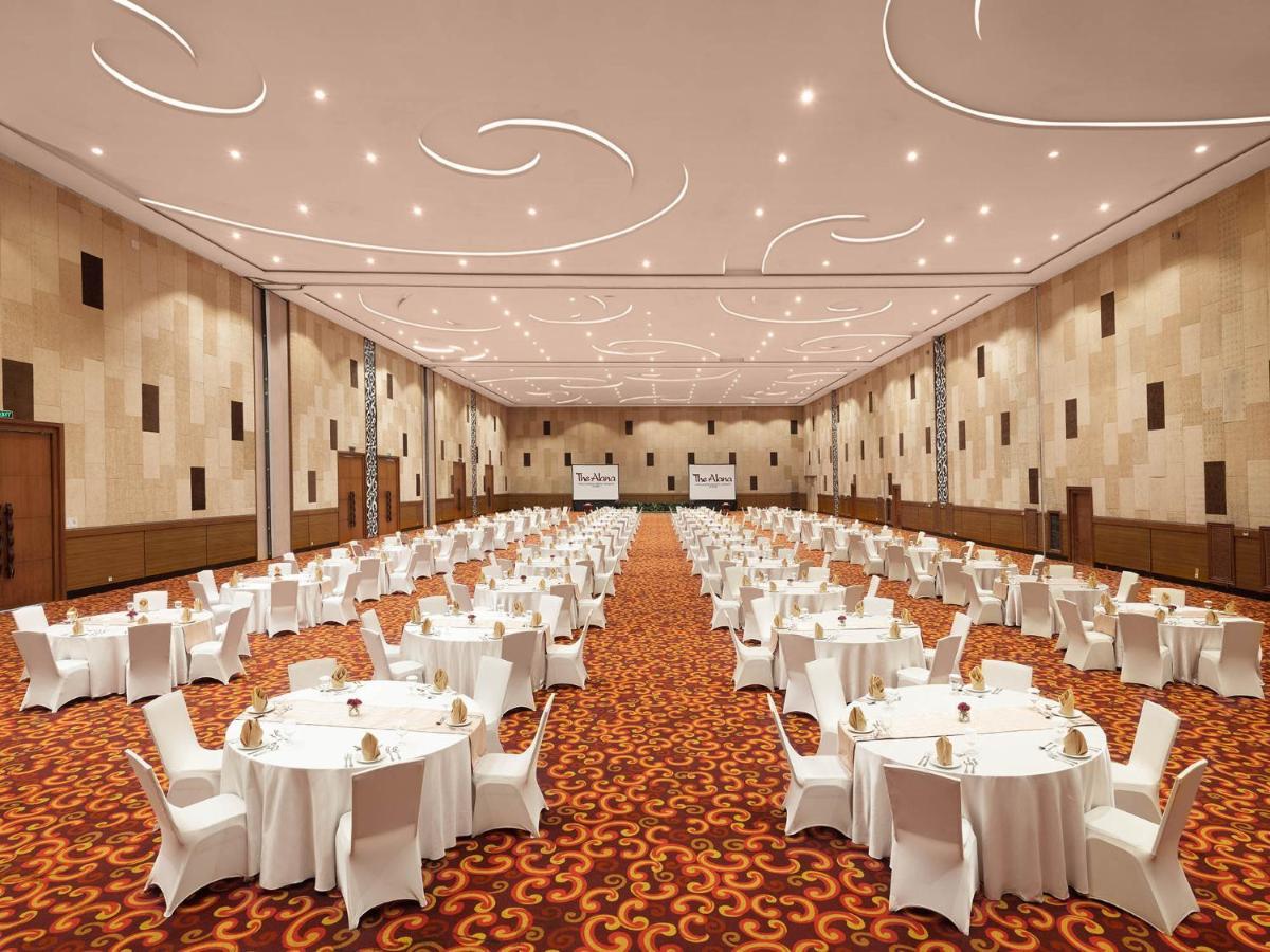 The Alana Yogyakarta Hotel And Convention Center Слеман Экстерьер фото