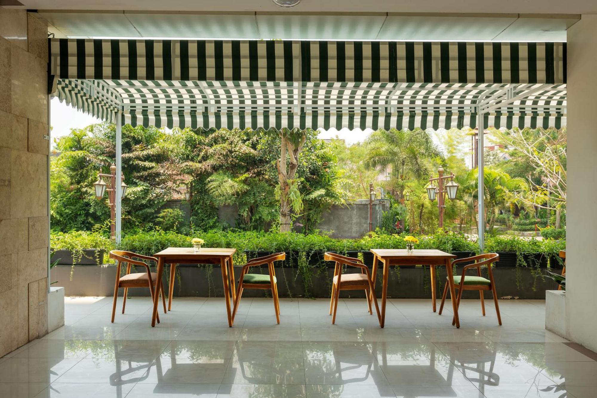 The Alana Yogyakarta Hotel And Convention Center Слеман Экстерьер фото