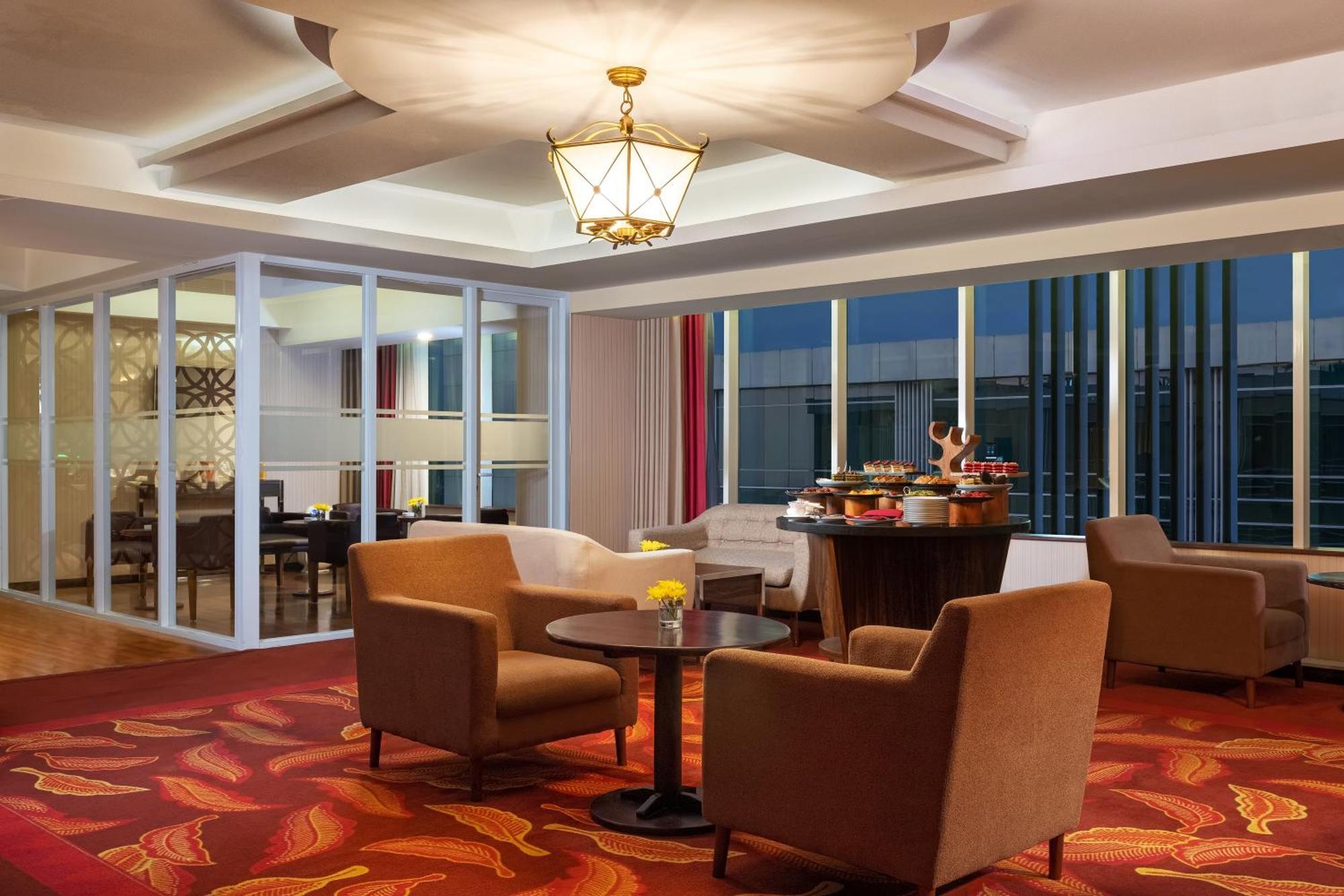 The Alana Yogyakarta Hotel And Convention Center Слеман Экстерьер фото