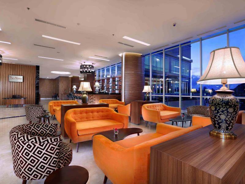 The Alana Yogyakarta Hotel And Convention Center Слеман Экстерьер фото